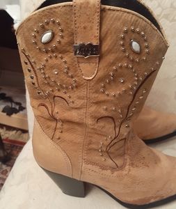 Dingo boots size 8